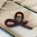 Elegante molletta per capelli in acrilico rosso scuro con design intagliato a croce. - 13cm / Borgogna