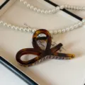 Molletta per capelli in acrilico con design a croce geometrica per donne eleganti. - 11cm / Colore caramello