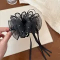 Pince à cheveux en organza noir avec strass scintillants et longs rubans élégants. - Noir