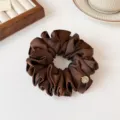 Elegante donkerbruine satijnen haarscrunchie met gouden metalen bedel, zacht haaraccessoire. - Donker Koffie