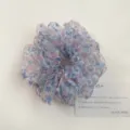 Nahaufnahme der floralen Organza Haargummi Details mit feinem blau rosa Ölgemälde Druck. - Blaues Blumenmuster