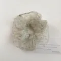 Detailansicht des blumigen Organza-Haargummis, ästhetisches Haarzubehör mit Grußkarte. - Grün Floral