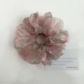 Detailansicht des Organza Haargummis mit Retro Blumenmuster und weich fluffiger Textur. - Rosa-Grün Blumig
