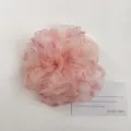 Detailansicht des rosa blumigen Organza Haargummis, fluffiges Vintage Haarband für Damen - Rosa Blumig
