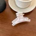 Elegante pinza para el pelo de acetato blanco marmolado, accesorio de estilo minimalista. - Estilo Corto Curvo