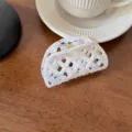 Squisita molletta per capelli in acetato con motivo a waffle, grande design. - Semicerchio Vuoto