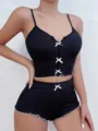 Set pigiama a costine nero con top a bretelle e pantaloncini, fiocchi e bordo a contrasto. - Nero