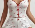 Set pigiama con top a bretelle e pantaloncini con stampa cuori e ciglia, comoda notte donna. - Ciglia rosse su fondo bianco