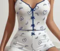 Set pigiama a costine bianco con stampa a cuori e ciglia blu, abbigliamento notte carino. - Ciglia blu su fondo bianco