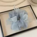 Chouchou en organza bleu clair avec rubans et perles, accessoire de cheveux doux et duveteux. - Bleu