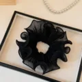 Elegante zwarte geplooide mesh haarscrunchie, bloemdesign voor chique paardenstaartstyling. - Zwart