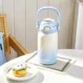 Moderne minimalistische isolierte Trinkflasche mit Farbverlauf, Tragegriff und 500 ml Kapazität. - Verlauf Blau