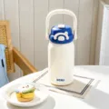 Tragbare 500ml isolierte Wasserflasche mit Griff, blau-weißes Design, Edelstahl Becher. - Blau und Weiß