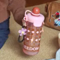 Retro geruite matte glazen waterfles met schattige bloemenhanger en rietje voor dagelijks gebruik. - 720ml / Roze