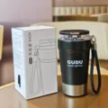 Vista detallada del vaso de café térmico de acero inoxidable de 480ml con cómoda correa de mano. - 480ml / Negro