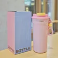 Tragbarer Edelstahl Doppeltrink Kaffeebecher in Rosa mit praktischem Hand-Tragegurt. - 550ml / MD-113 Serie / Rosa