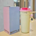 Tragbarer Doppeltrink-Kaffebecher mit Deckel und Griff, Edelstahl-Isolierflasche fuer den Alltag. - 550ml / MD-113 Serie / Milchiges Gelb