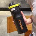 Borraccia sportiva in acciaio inossidabile nera con coperchio giallo e stampa racing. - 650ml / QXSD2283-650 nero