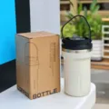 Tazza da caffe isolata in acciaio inossidabile beige con manico, bicchiere portatile a doppia bev. - MD-122 bianco