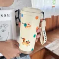 Tragbarer Edelstahl-Kaffeebecher mit niedlichem Cartoon-Muster und praktischem Trageriemen. - 500ml / Gepunkteter Weißer Bär