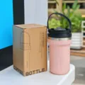 Tazza da caffè isolata in acciaio inossidabile rosa con manico e scatola, design portatile. - MD-122 rosa