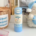 Detailansicht der niedlichen Cartoon-Edelstahl-Vakuum-Isolierflasche mit Doppeltrinkdeckel. - WB-2505 Stil / 500ml / Blau