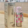 Vue de détail de la bouteille d'eau isotherme en pur titane Baoluocc 380ml cœur rose. - 360ml / Rose (Motif Cœur)