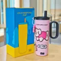 Detailansicht des rosa 750ml isolierten Edelstahl-Trinkbechers mit Henkel und Geschenkkarton. - 750ml / Rosa Griff
