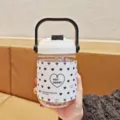 Detailaufnahme einer transparenten Trinkflasche mit weißem Leder-Ärmel und Herz-Muster. - Herz Stil (BSQ-946) / Weiß