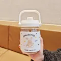 Tragbare Kunststoff-Wasserflasche mit niedlichem Hasen-Lederbezug und praktischem Deckel. - Hase Stil (BSQ-946) / Weiß
