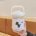Detailaufnahme einer tragbaren Kunststoff-Wasserflasche mit niedlichem Katzen-Lederetui. - Weißer Deckel Katze Stil (BSQ-946) / Weiß