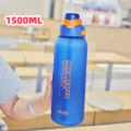 Grande bottiglia d'acqua sportiva blu da 1500 ml con cannuccia e manico per fitness all'aperto. - 800-1500 ml / Blu