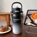 Gradient stainless steel vacuum insulated water bottle with strap and handle for outdoor sports. - 700ml / Black