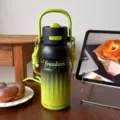 Gradient insulated water bottle with strap, portable stainless steel thermos cup for outdoor use. - 700ml / Green