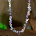 Collana di pietra di cristallo irregolare colorata variante, catena di clavicola in pietra. - Fluorite