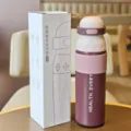 Detailansicht der 700ml Isolierflasche mit Silikonhülle und tragbarem Deckel für unterwegs. - 700ml / Burgunderrot