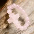 Natürlicher Rosenquarz Kristall Perlen Ring mit Kreuz Anhänger elastischer Schmuck Damen - Rosenquarz