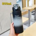 Botella de agua deportiva degradada, 800ml taza portátil de plástico negro mate estilo. - 800ml / Gris