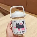 Vista detallada de la botella de agua de vidrio de gato lindo con funda protectora. - 500ml / BSQ-911 gato con zapatos rojos