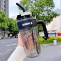Grote plastic rietjesbeker met handvat en deksel, stijlvolle zomerbeker voor studentenontwerp. - 920ml / Zwart