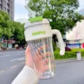 Grote capaciteit plastic rietje waterfles met handvat voor de zomer, modieuze studentenbeker. - 920ml / Wit