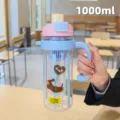 1000ml Große Strohhalm Wasserflasche mit Teesieb und Niedlichem Hundemuster Blau - 800ML / BSQ-213 Stil / Hellblau