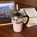 Rosa isolierter Becher mit Keramikinnenfutter, Griff und Trinkhalm für Schreibtisch und Büro. - Keramikbeschichteter Stil / 600ml / Rosa