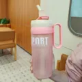 Rosa Kunststoff-Wasserflasche mit Strohhalm und Henkel, grosses Fassungsvermoegen pink. - 1160ml / XBD-8042 Verlauf Rosa