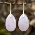 Élégantes boucles d'oreilles goutte en cristal rose avec crochets dorés pour femmes, chic. - Quartz rose