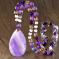 Primo piano di una lunga collana lavorata a mano con grande ciondolo a goccia e perline miste. - N2848 Ametista Ciondolo a Goccia Stile