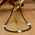 Collana girocollo bohémien con perline nere di rocaille e perle barocche bianche donna. - Stile Girocollo Perline Nere Con Perla Piatta Barocca (N2307-Y02)