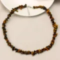 Collana girocollo artigianale con pietra occhio di tigre irregolare naturale da donna. - Occhio di tigre