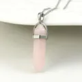 Elegante rozenkwarts zeshoekige zuil hanger ketting voor vrouwen in stijlvol titaniumstaal. - Rozenkwarts