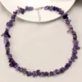 Elegante collana girocollo con pietre di cristallo viola irregolari da donna estiva. - Ametista